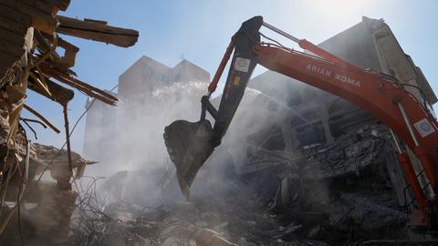 Ein Bagger entfernt Schutt am Ort eines Anschlags, der nach Angaben eines Sicherheitsbeamten die Hälfte der Khorasaniha-Synagoge und nahe gelegene Wohngebäude in Teheran zerstört hat.