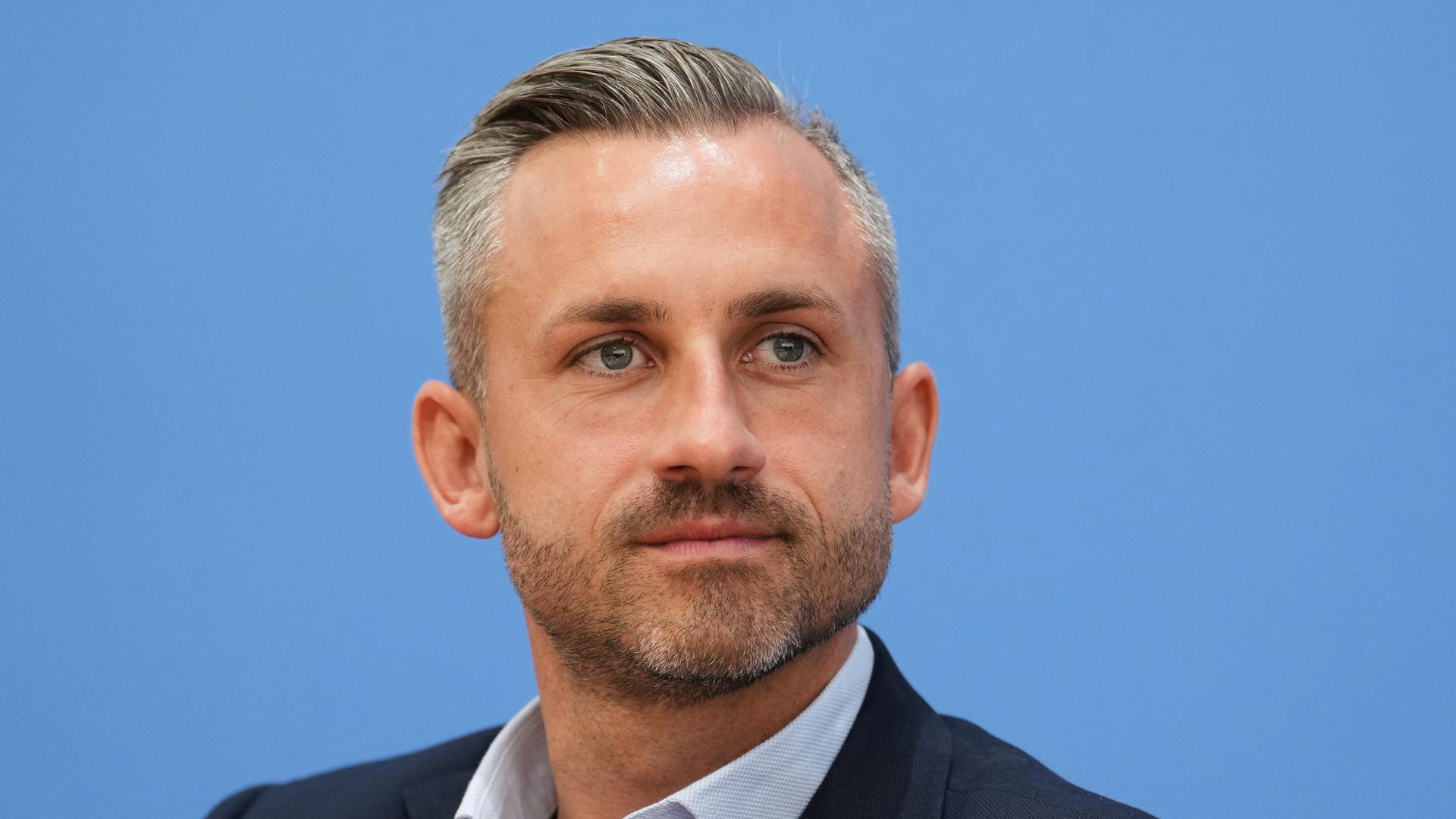 Der AfD-Spitzenkandidat bei der LAndtagswahl in Sachsen-Anhalt, Ulrich Siegmund, bei einer Pressekonferenz in Berlin am Tag nach der Wahl. 