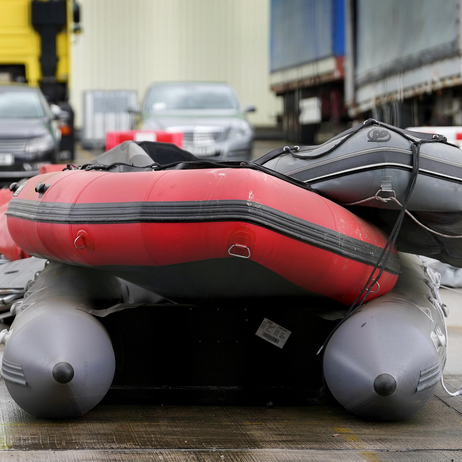 Kleine Boote und Außenbordmotoren, die vermutlich von Migranten bei der Überquerung des Ärmelkanals benutzt werden, liegen gestapelt in einem Lager in der Nähe von Dover.