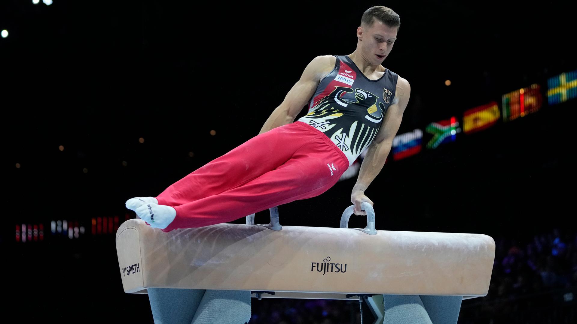 Turner Lukas Dauser aus Deutschland bei der WM im belgischen Antwerpen in Aktion am Pauschenpferd.