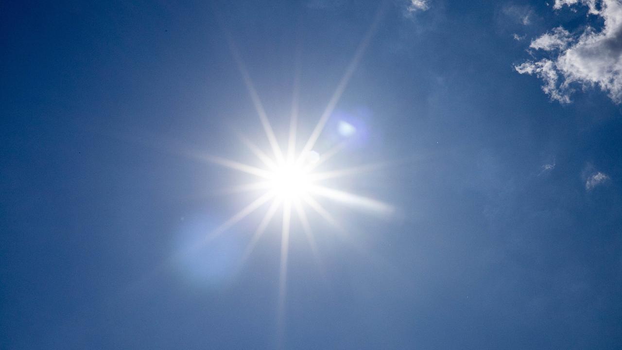Die strahlende Sonne an einem blauen Himmel.
