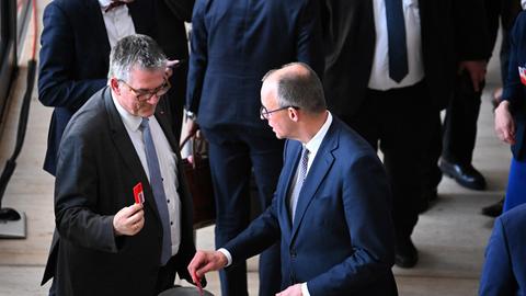 Friedrich Merz (r), CDU/CSU Fraktionsvorsitzender und CDU Bundesvorsitzender, stimmt ab über den ersten Entschließungsantrag in der 214. Plenarsitzung der 20. Legislaturperiode im Deutschen Bundestag. 