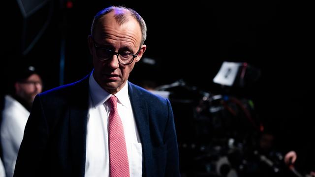 Friedrich Merz, CDU-Bundesvorsitzender und Kanzlerkandidat der Union, steht nach der Aufzeichnung eines Interviews im Studio des Fernsehsenders RTL in Berlin-Mitte.