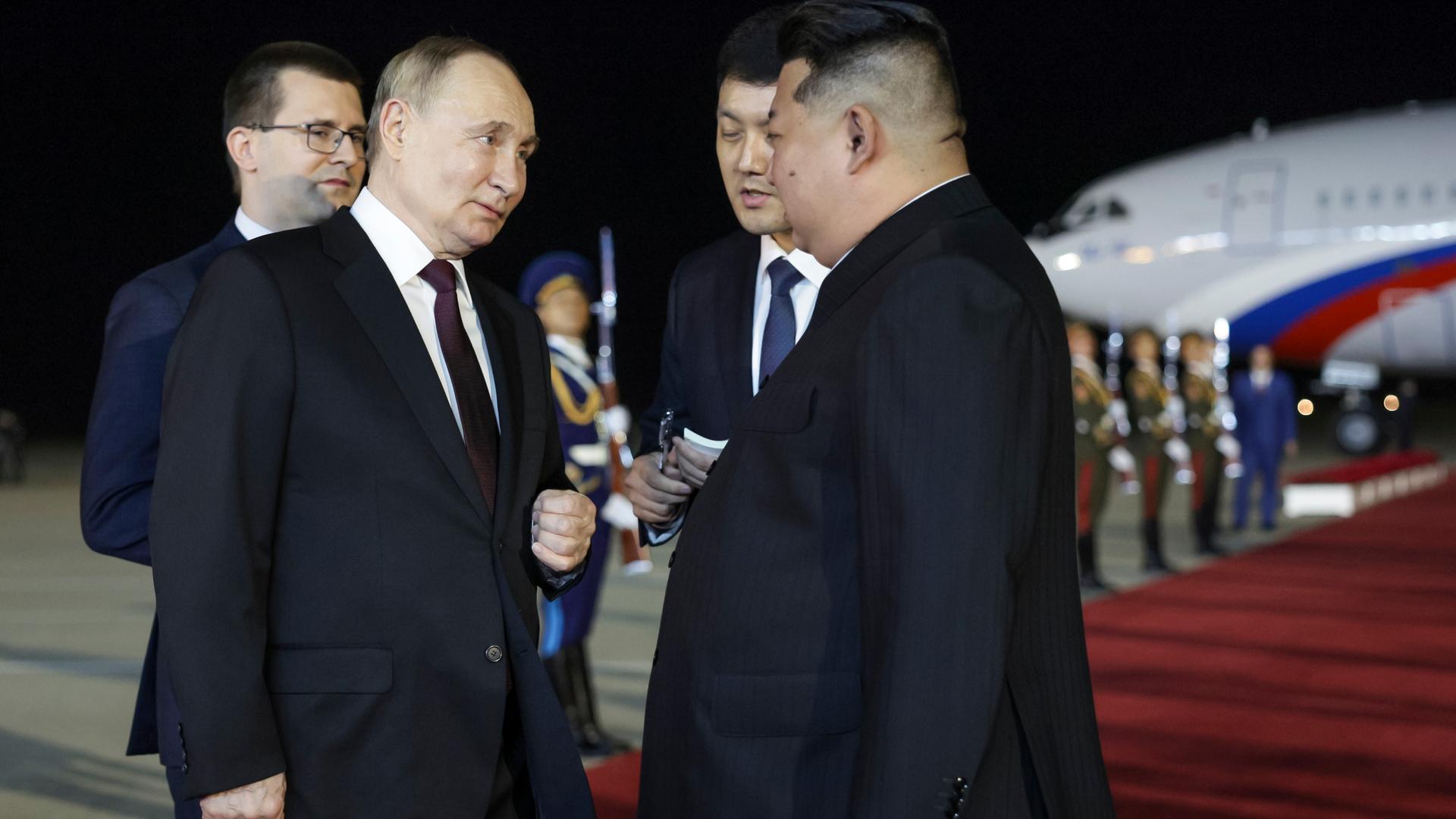 Der russische Staatschef Wladimir Putin spricht mit dem nordkoreanischen Machthaber Kim Jong Un bei dessen Ankunft auf dem Flughafen Pjöngjang-Sunan in Nordkorea. Der russische Staatschef Wladimir Putin spricht mit dem nordkoreanischen Machthaber Kim Jong Un bei dessen Ankunft auf dem Flughafen Pjöngjang-Sunan in Nordkorea.