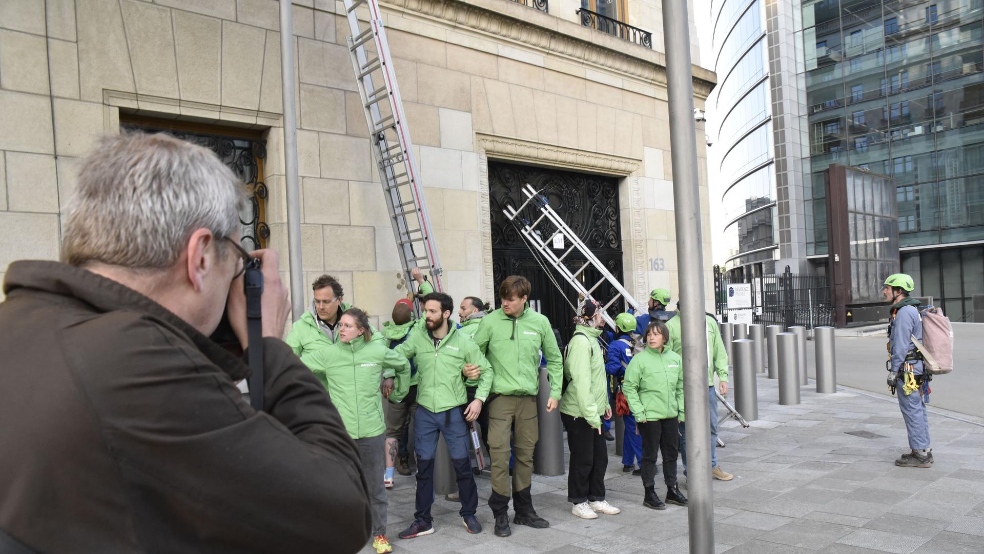 Belgien, Brüssel: Greenpeace-Aktivisten klettern auf den EU-Ministerrat. Sie wollen damit gegen das EU-Mercosur-Abkommen protestieren.