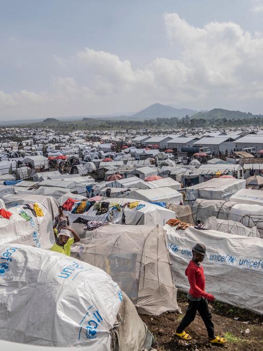 People displaced by the ongoing fighting between Congolese forces and M23 rebels gather in a camp on the outskirts of Goma, Democratic Republic of Congo