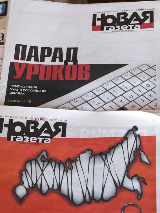 Die "Nowaja Gaseta" und andere Zeitungen liegen an einem Kiosk im russischen Sotschi aus. 