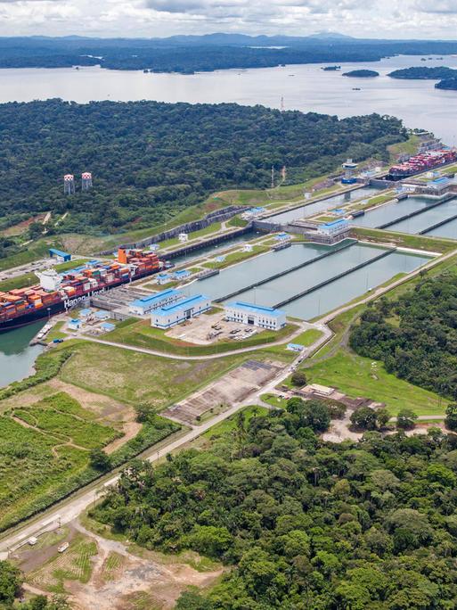 Luftaufnahme von zwei Neo-Panamax Containerschiffen beim Überqueren der dritten Schleuse auf der Pazifikseite des Panamakanals 