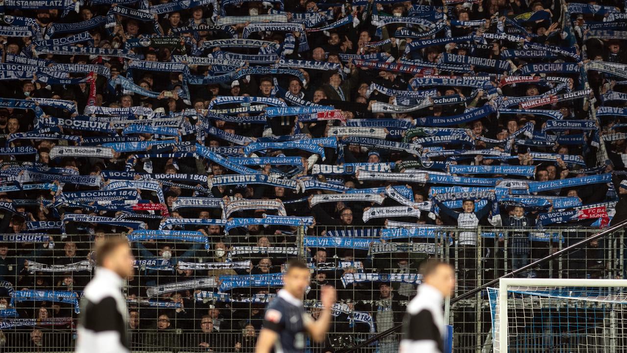Fans von Bochum zeigen nach dem Spielabbruch beim Auflaufen der Teams ihre Schals.
