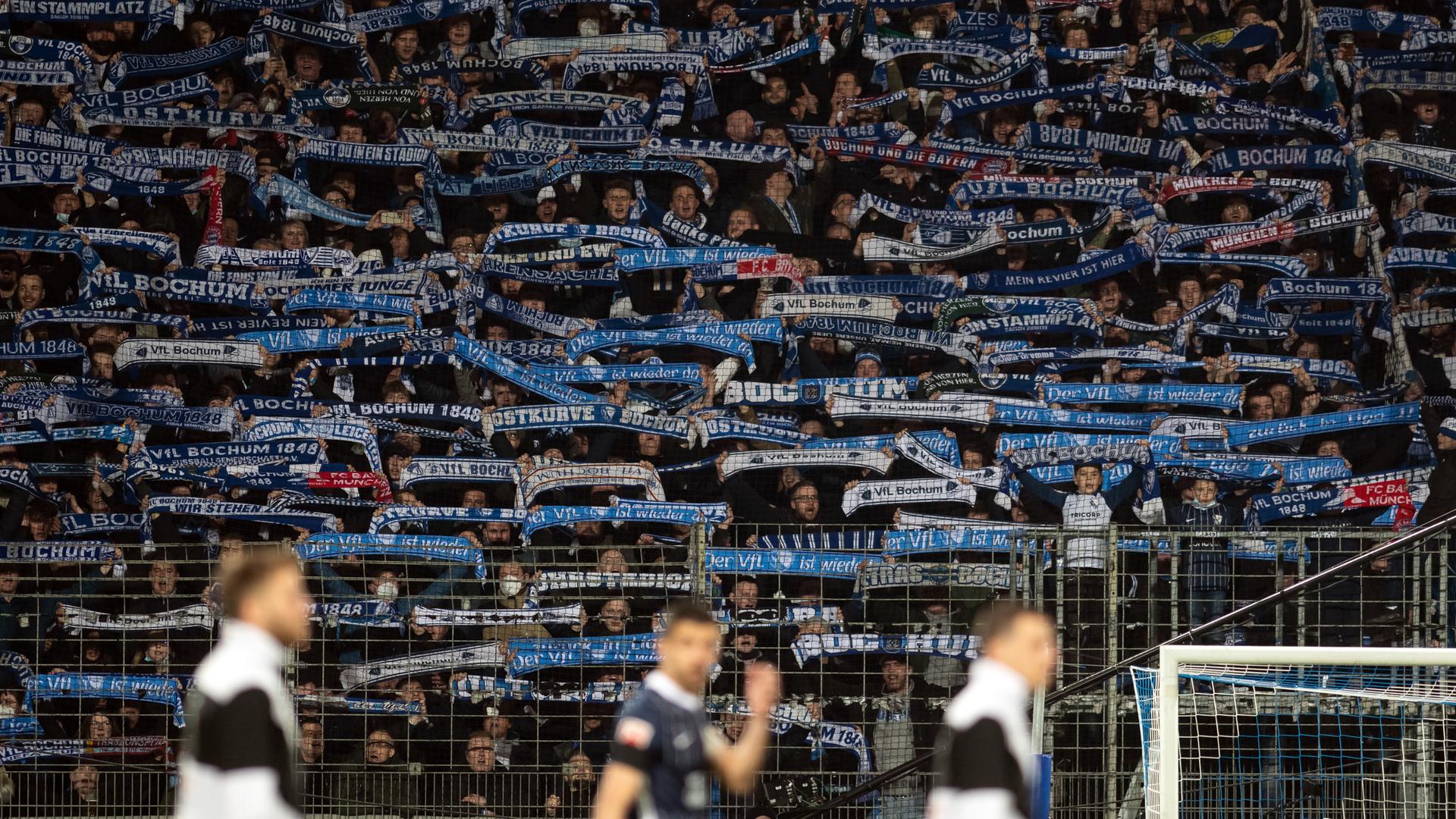 Fans von Bochum zeigen nach dem Spielabbruch beim Auflaufen der Teams ihre Schals.