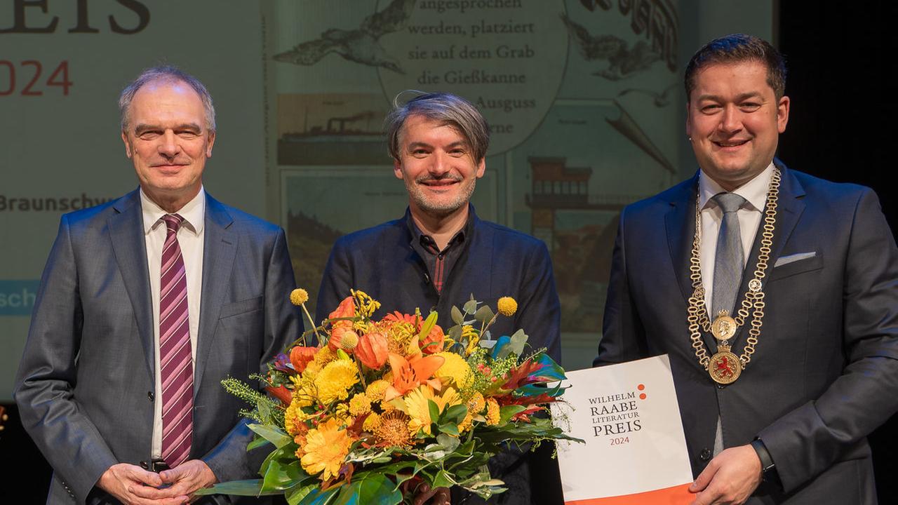 Deutschlandradio-Intendant Stefan Raue, Schriftsteller Saša Stanišić und Oberbürgermeister der Stadt Braunschweig, Dr. Thorsten Kornblum bei der Verleihung des Wilhelm-Raabe-Literaturpreises am 3. November im Braunschweiger Staatstheater.