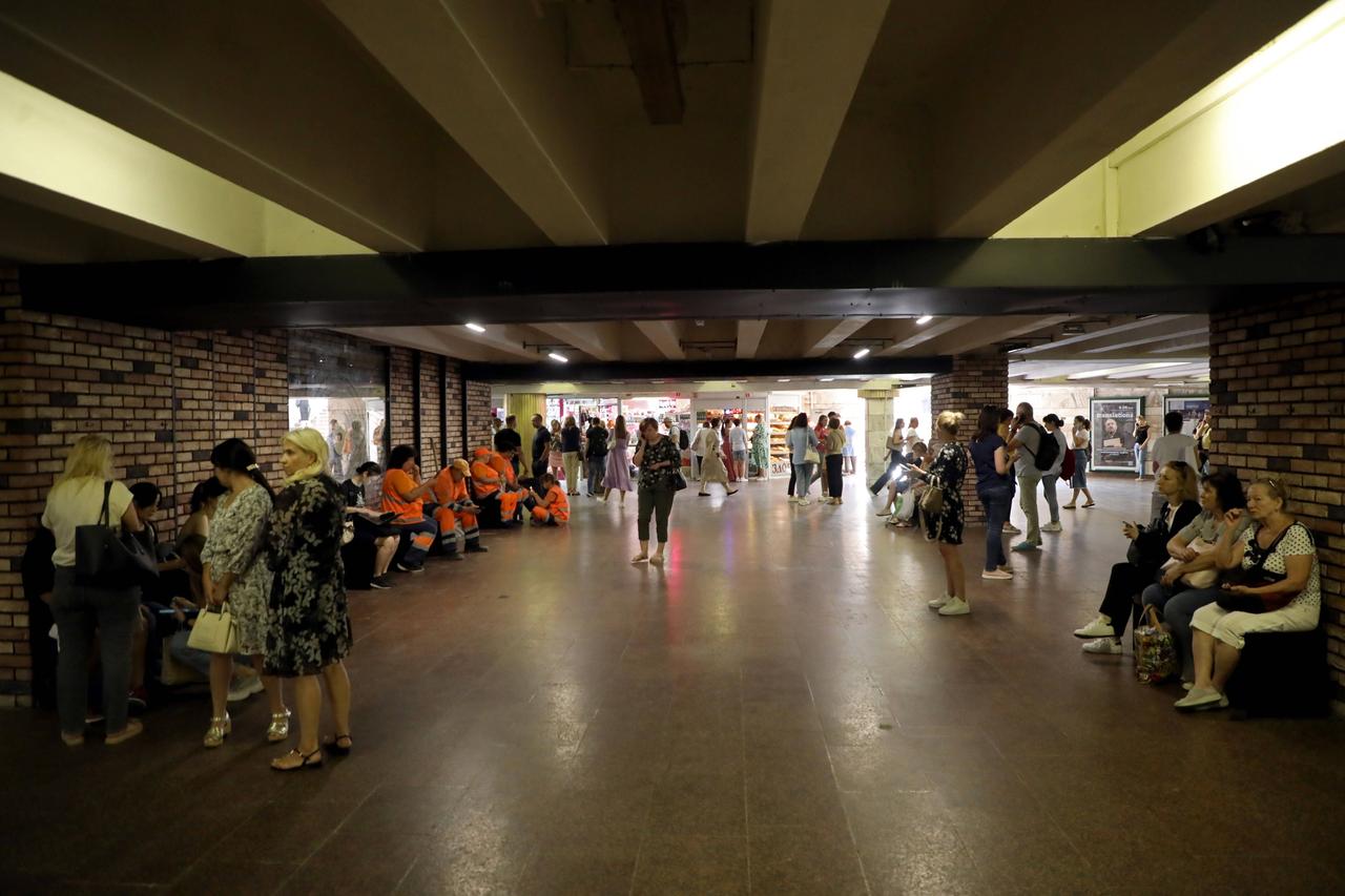 Menschen warten wegen eines russischen Angriffs in der Tetralna Metro-Station in Kiew.