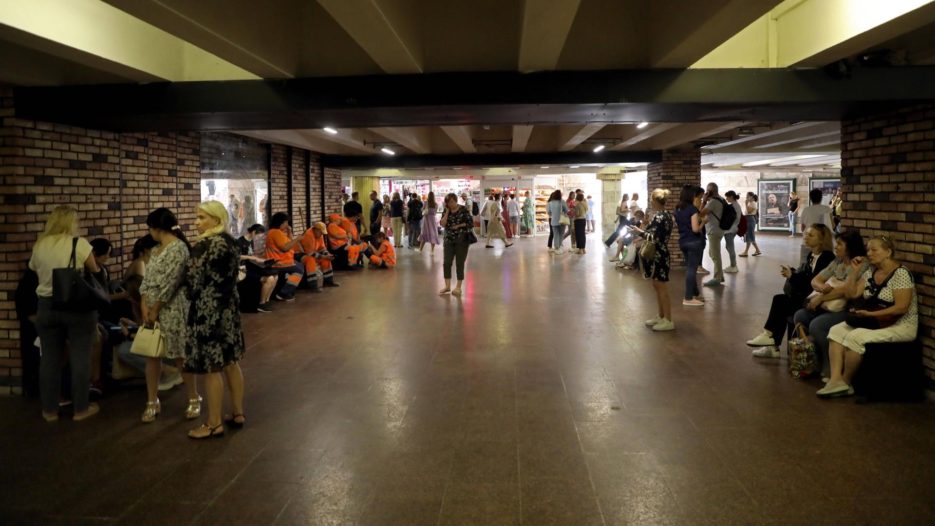 Menschen warten wegen eines russischen Angriffs in der Tetralna Metro-Station in Kiew.