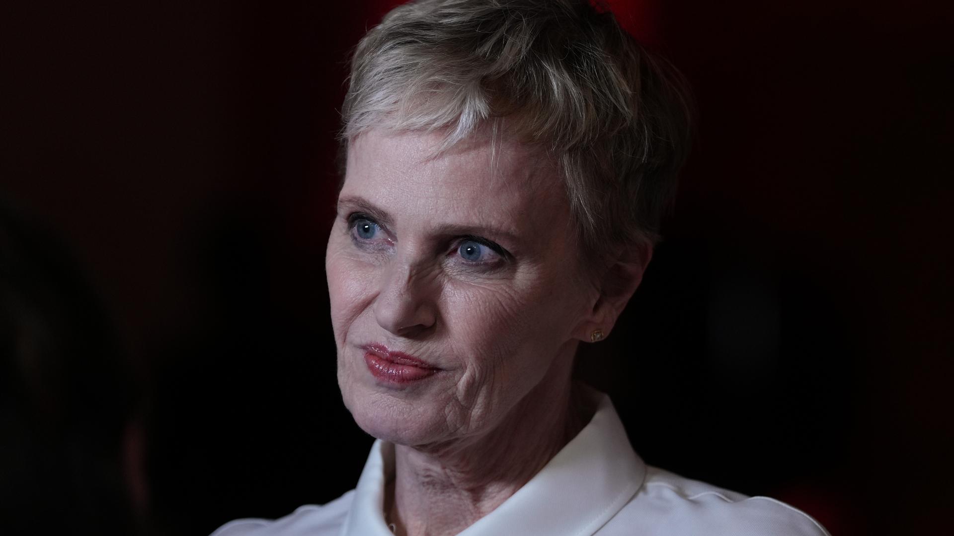 Die Schriftstellerin Siri Hustvedt im Portrait vor einem dunklen Hintergrund, aufgenommen nach der Premiere des Films "Siri Hustvedt – Dance Around the Self" im Haus der Berliner Festspiele.