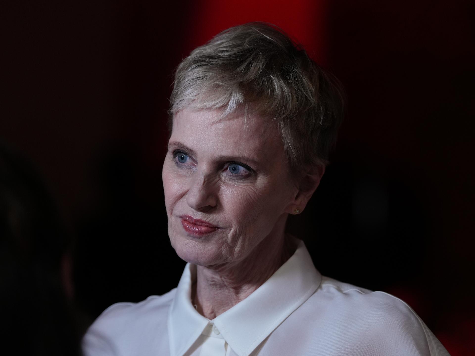 Die Schriftstellerin Siri Hustvedt im Portrait vor einem dunklen Hintergrund, aufgenommen nach der Premiere des Films "Siri Hustvedt – Dance Around the Self" im Haus der Berliner Festspiele.