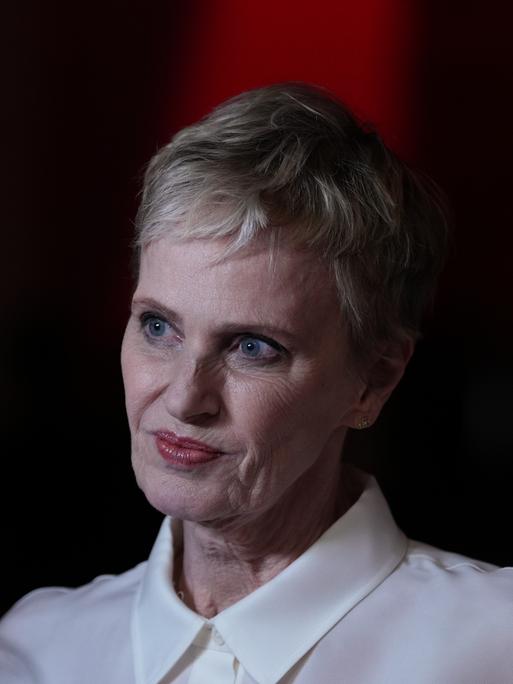 Die Schriftstellerin Siri Hustvedt im Portrait vor einem dunklen Hintergrund, aufgenommen nach der Premiere des Films "Siri Hustvedt – Dance Around the Self" im Haus der Berliner Festspiele.