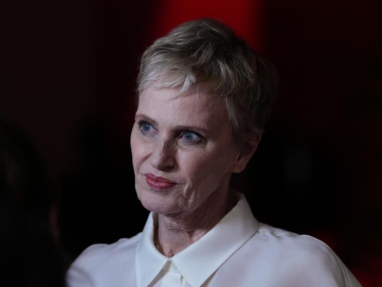 Die Schriftstellerin Siri Hustvedt im Portrait vor einem dunklen Hintergrund, aufgenommen nach der Premiere des Films "Siri Hustvedt – Dance Around the Self" im Haus der Berliner Festspiele.