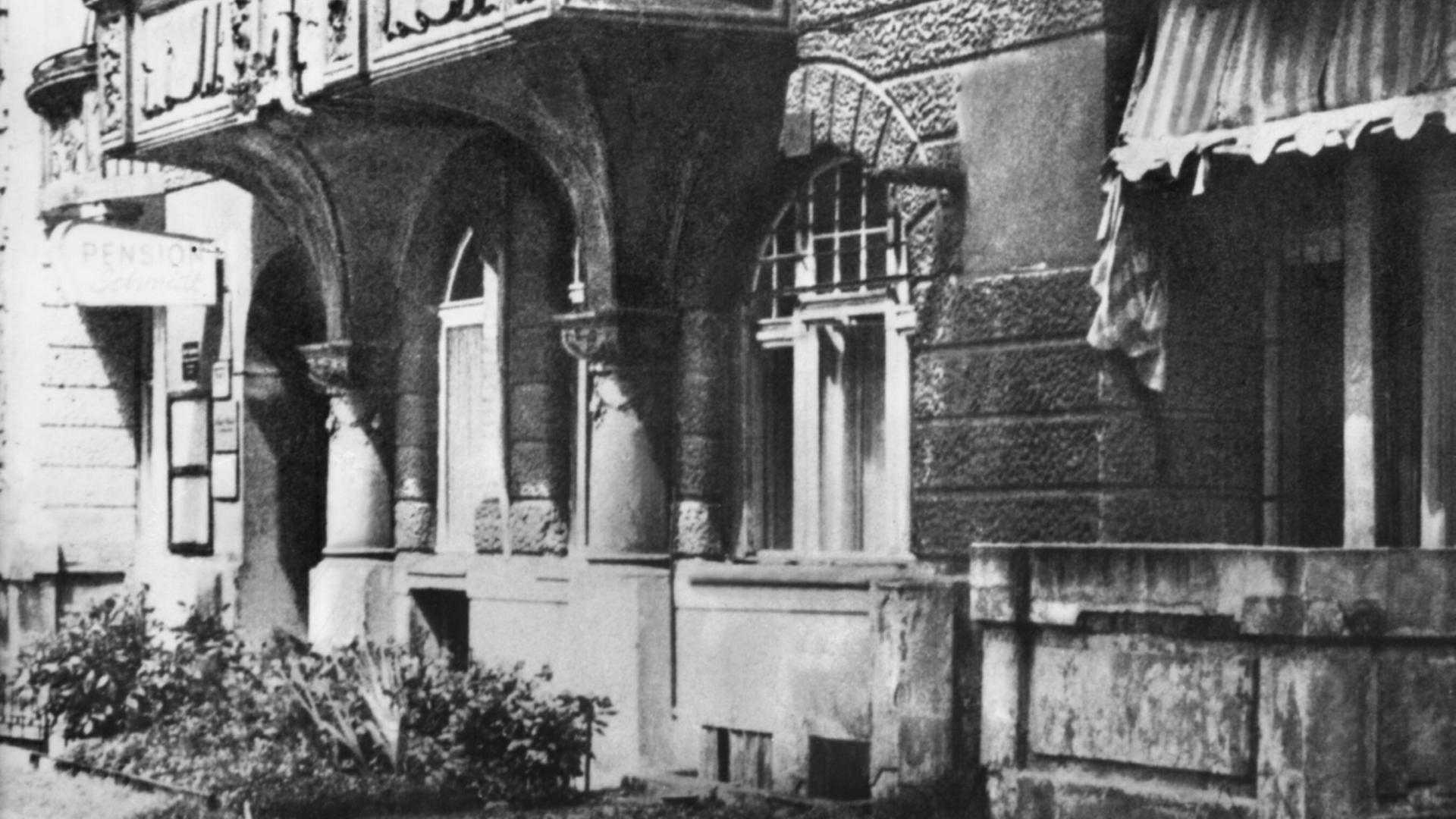 Die Aussenfront des Hauses Giesebrechtstrasse 11 in einer historischen Schwarz-weiß-Abbildung