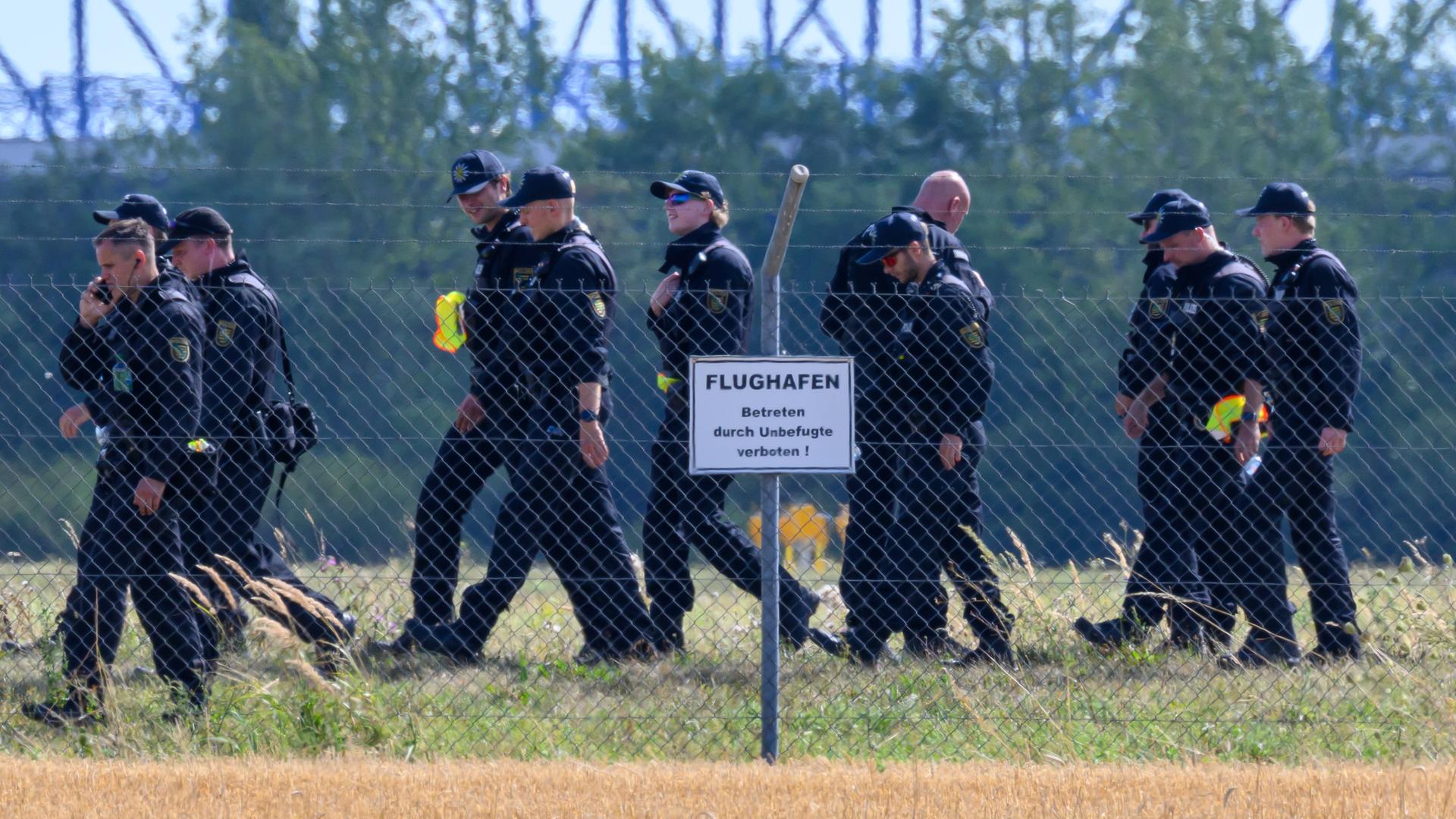 Polizisten durchsuchen das Gelände am Flughafen Leipzig/Halle. 