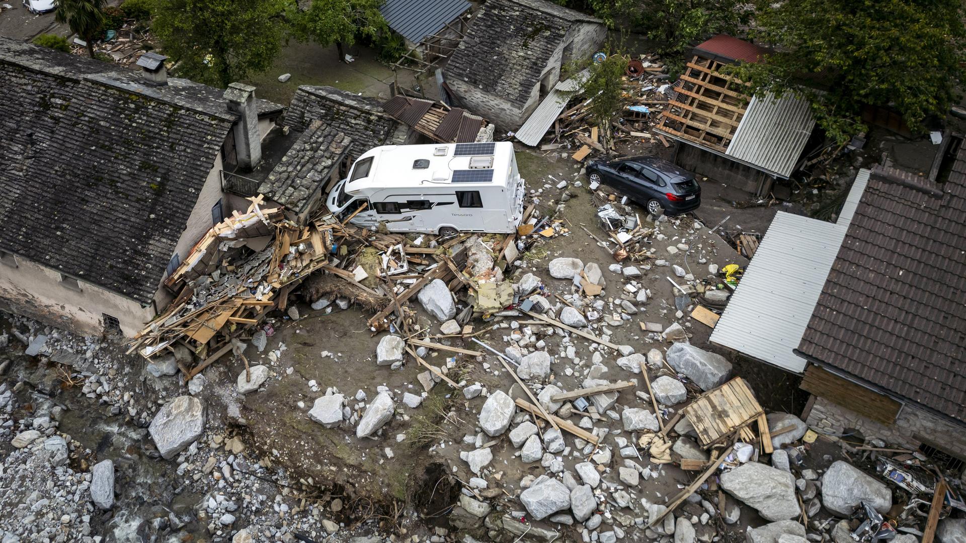 Schweiz, Roveredo: Zerstörte Wohnhäuser und Autos nach einem Erdrutsch, der durch Unwetter und starke Regenfälle im Misox-Tal im Dorf Sorte, Lostallo, Südschweiz, verursacht worden ist (Aufnahme mit einer Drohne). Schweiz, Roveredo: Zerstörte Wohnhäuser und Autos nach einem Erdrutsch, der durch Unwetter und starke Regenfälle im Misox-Tal im Dorf Sorte, Lostallo, Südschweiz, verursacht worden ist (Aufnahme mit einer Drohne).