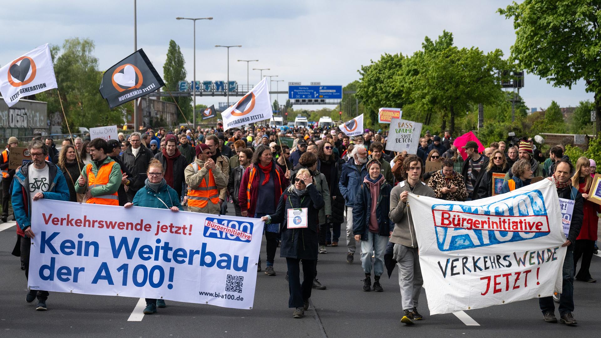 Zu sehen sind Teilnehmer einer Demonstration gegen der Weiterbau der A100 in Berlin.
