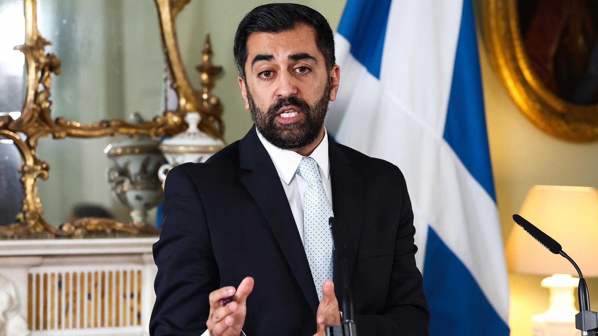 Großbritannien, Edinburgh: Humza Yousaf, Erster Minister von Schottland, spricht während einer Pressekonferenz im Bute House. 