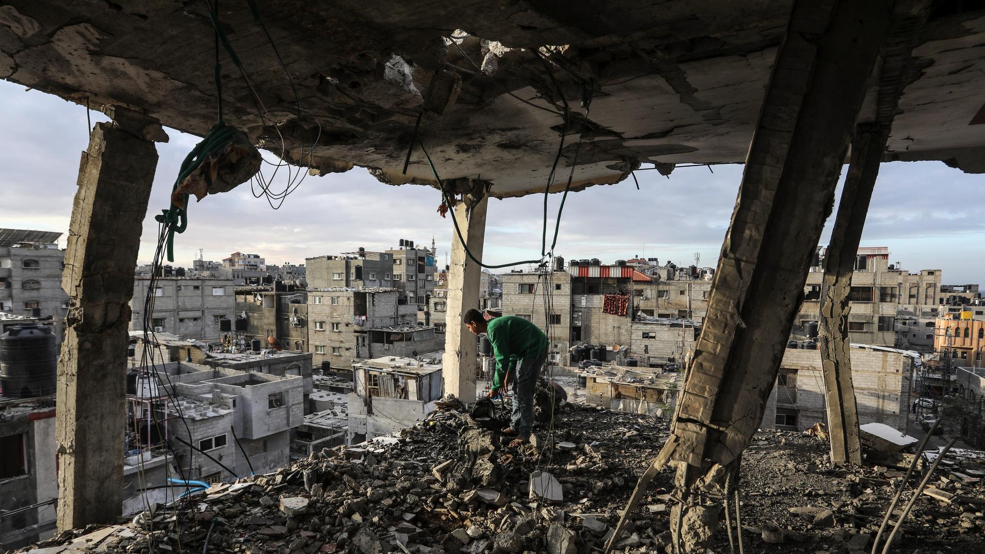 Ein Palästinenser inspiziert sein Haus, das bei einem israelischen Luftangriff auf Rafah zerstört wurde.