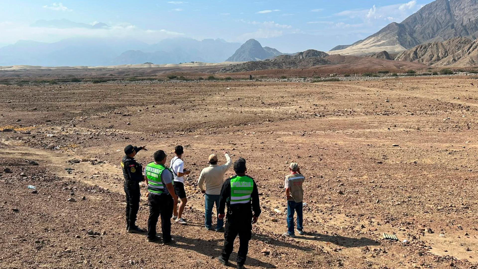 Dieses am 15. Juni 2026 vom peruanischen Kulturministerium der Region La Libertad veröffentlichte Bild zeigt Polizeibeamte und Experten in der Nähe der mehr als 1.000 Jahre alten vorspanischen Geoglyphe „Dreifachspirale“. Dieses am 15. Juni 2026 vom peruanischen Kulturministerium der Region La Libertad veröffentlichte Bild zeigt Polizeibeamte und Experten in der Nähe der mehr als 1.000 Jahre alten vorspanischen Geoglyphe „Dreifachspirale“.