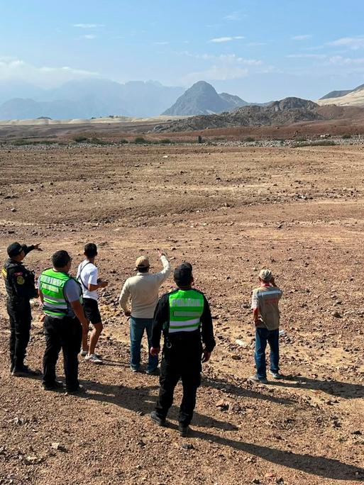 Dieses am 15. Juni 2026 vom peruanischen Kulturministerium der Region La Libertad veröffentlichte Bild zeigt Polizeibeamte und Experten in der Nähe der mehr als 1.000 Jahre alten vorspanischen Geoglyphe „Dreifachspirale“.