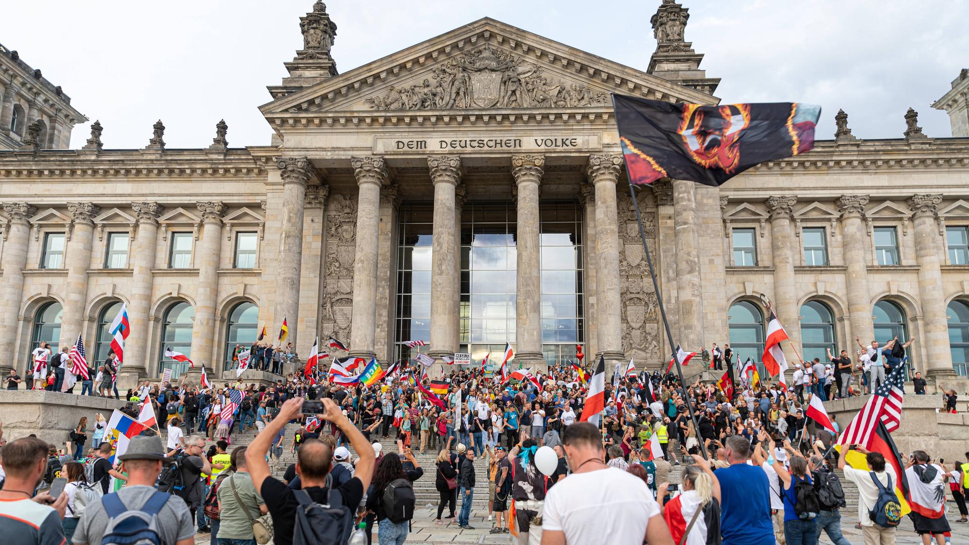 Sturm auf dem Bundestag/Reichstag Deutschland, Berlin am 29.08.2020: einige Hunderte Demonstrierende die gegen den Coron