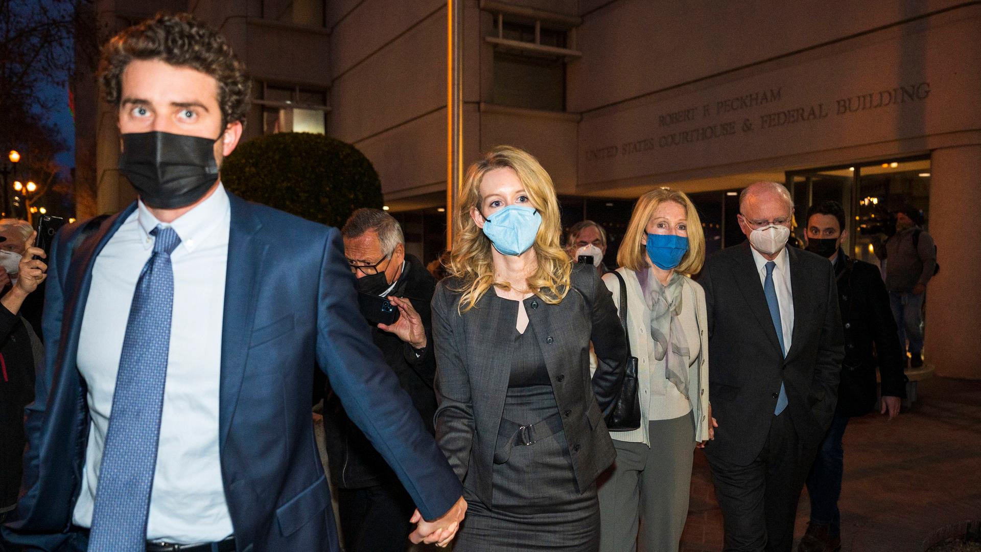 Geschworene: Gründerin von Bluttest-Firma Theranos, Elizabeht Holmes, schuldig Geschworene: Gründerin von Bluttest-Firma Theranos, Elizabeht Holmes, schuldig