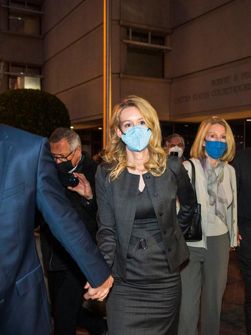 Geschworene: Gründerin von Bluttest-Firma Theranos, Elizabeht Holmes, schuldig