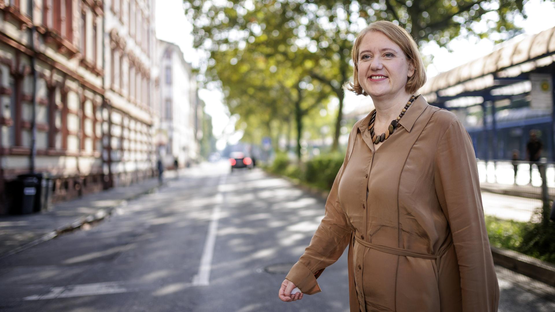 Bundesfamilienministerin Lisa Paus auf einer Straße in Berlin. 