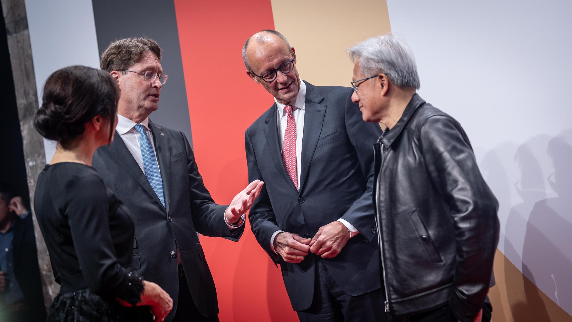 Katherina Reiche, Bundesministerin für Wirtschaft und Energie, Ola Källenius, CEO Mercedes-Benz Group AG, Friedrich Merz, Bundeskanzler, Jensen Huang, CEO Nvidia Corporation (von links) im Gespräch Katherina Reiche, Bundesministerin für Wirtschaft und Energie, Ola Källenius, CEO Mercedes-Benz Group AG, Friedrich Merz, Bundeskanzler, Jensen Huang, CEO Nvidia Corporation (von links) im Gespräch