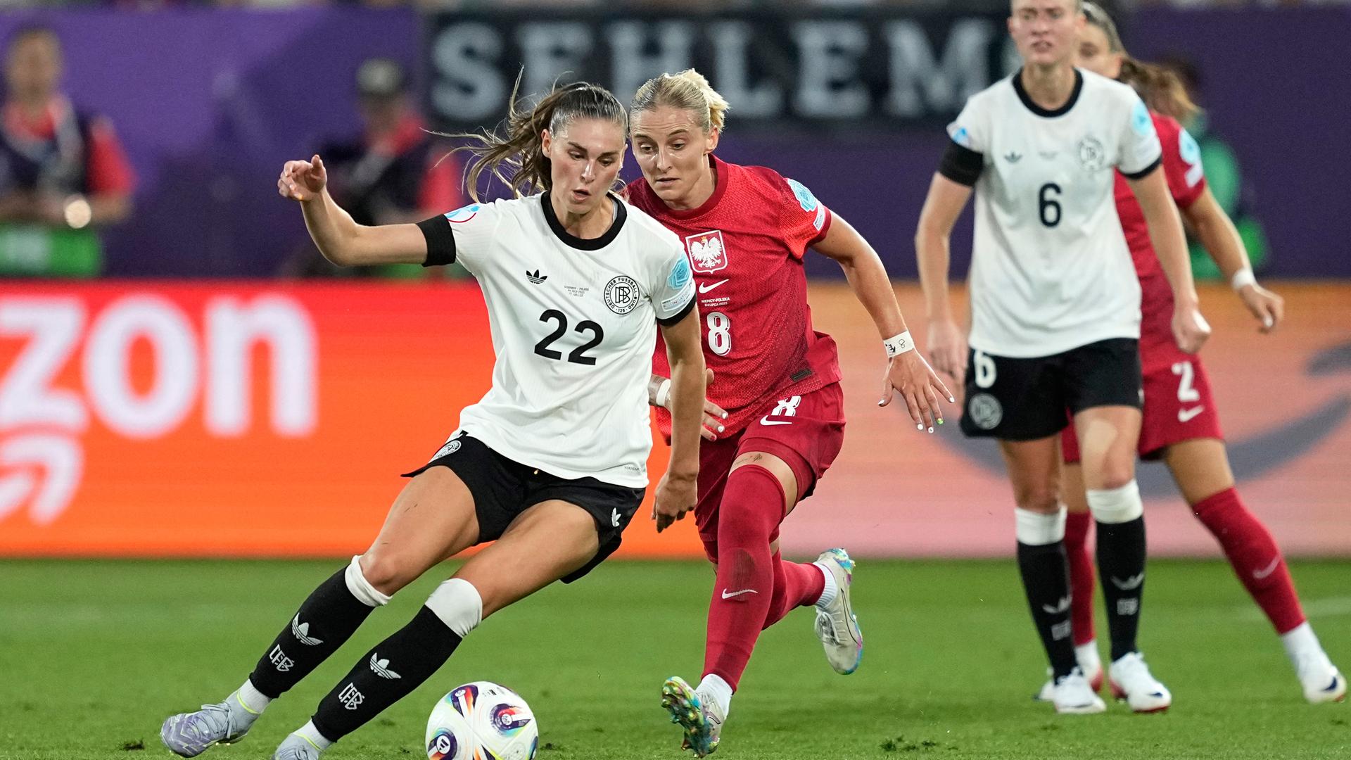 Die deutsche Spielerin Jule Brand und die polnische Spielerin Ewelina Kamczyk kämpfen um den Ball. 