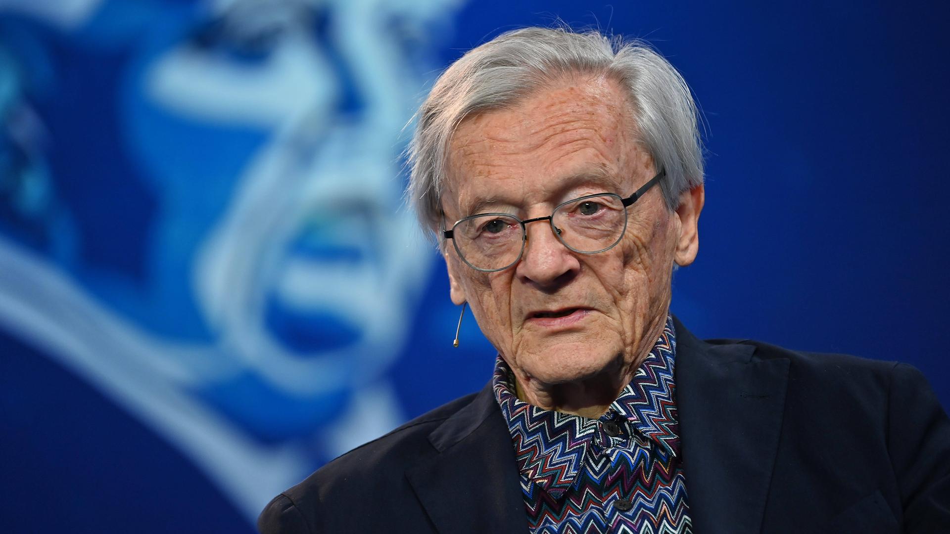 Dr. Wolfgang Schüssel, Bundeskanzler a. D. Österreich, sitzt beim Ludwig Erhard Gipfel 2026 vor einem blauen Hintergrund mit silisierter Figur