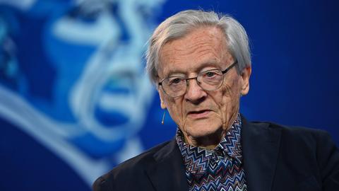 Dr. Wolfgang Schüssel, Bundeskanzler a. D. Österreich, sitzt beim Ludwig Erhard Gipfel 2026 vor einem blauen Hintergrund mit silisierter Figur