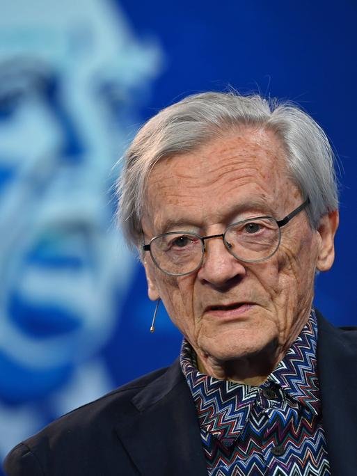 Dr. Wolfgang Schüssel, Bundeskanzler a. D. Österreich, sitzt beim Ludwig Erhard Gipfel 2026 vor einem blauen Hintergrund mit silisierter Figur Dr. Wolfgang Schüssel, Bundeskanzler a. D. Österreich, sitzt beim Ludwig Erhard Gipfel 2026 vor einem blauen Hintergrund mit silisierter Figur