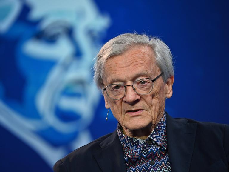 Dr. Wolfgang Schüssel, Bundeskanzler a. D. Österreich, sitzt beim Ludwig Erhard Gipfel 2026 vor einem blauen Hintergrund mit silisierter Figur Dr. Wolfgang Schüssel, Bundeskanzler a. D. Österreich, sitzt beim Ludwig Erhard Gipfel 2026 vor einem blauen Hintergrund mit silisierter Figur