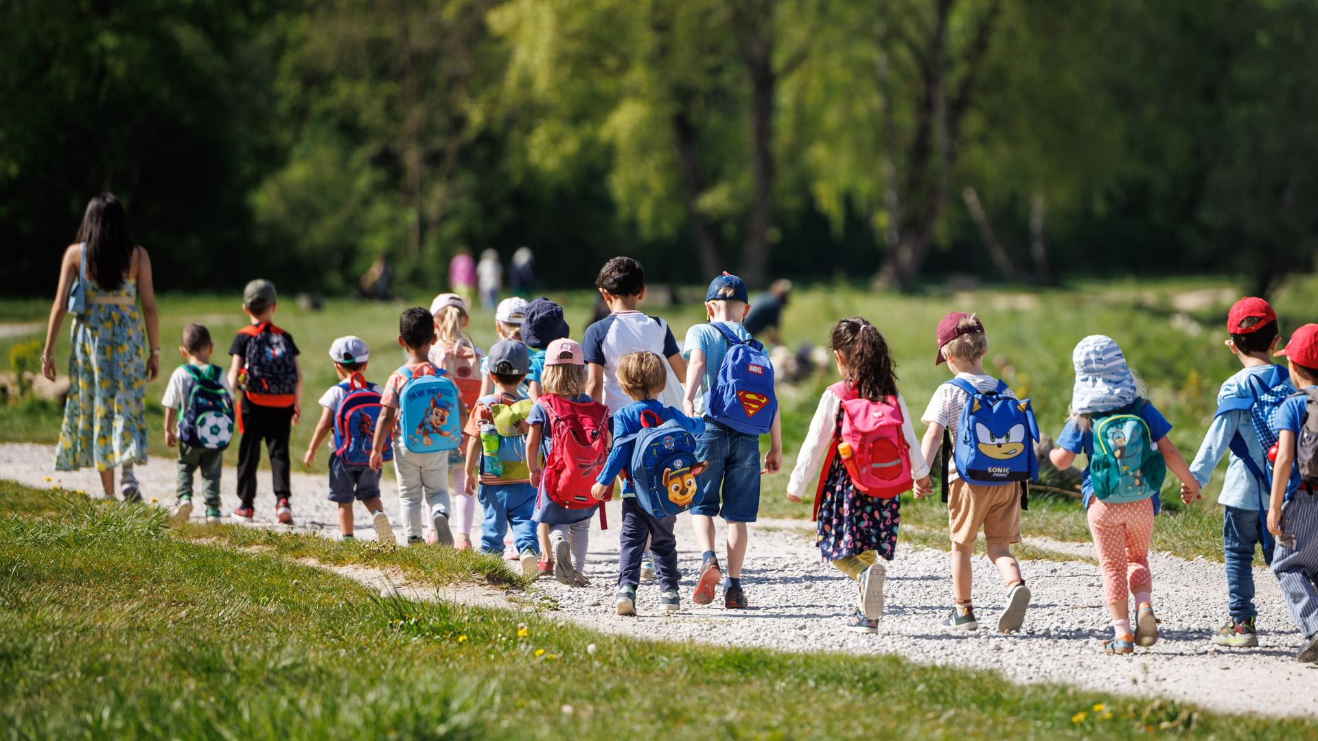 Eine Kindergartengruppe geht am 30.04.2024 an der Isar in München (Bayern) entlang.
