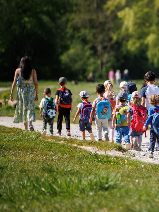 Eine Kindergartengruppe geht am 30.04.2024 an der Isar in München (Bayern) entlang.