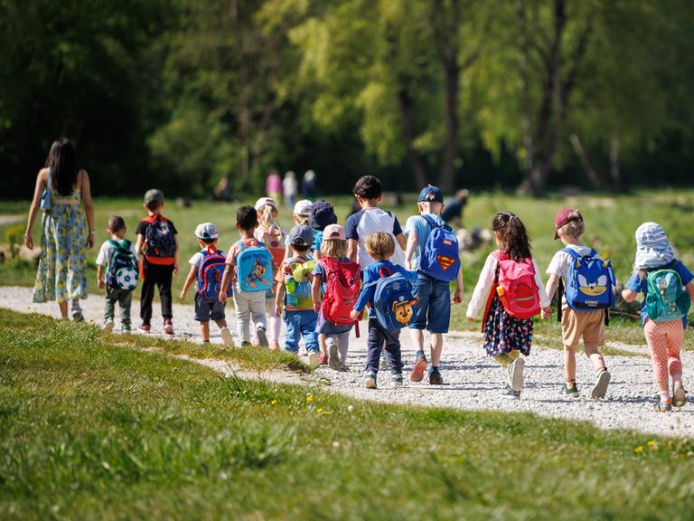 Eine Kindergartengruppe geht am 30.04.2024 an der Isar in München (Bayern) entlang.