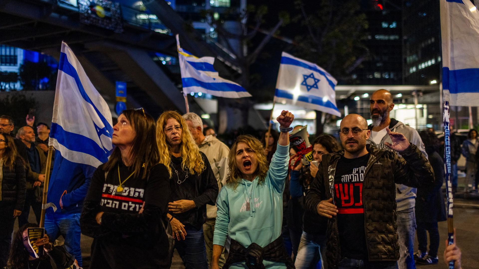 Demonstranten blockieren eine Straße in Tel Aviv – sie fordern die sofortige Freilassung aller israelischen Geiseln in Gaza. (aufgenommen am 20.01.2024)
