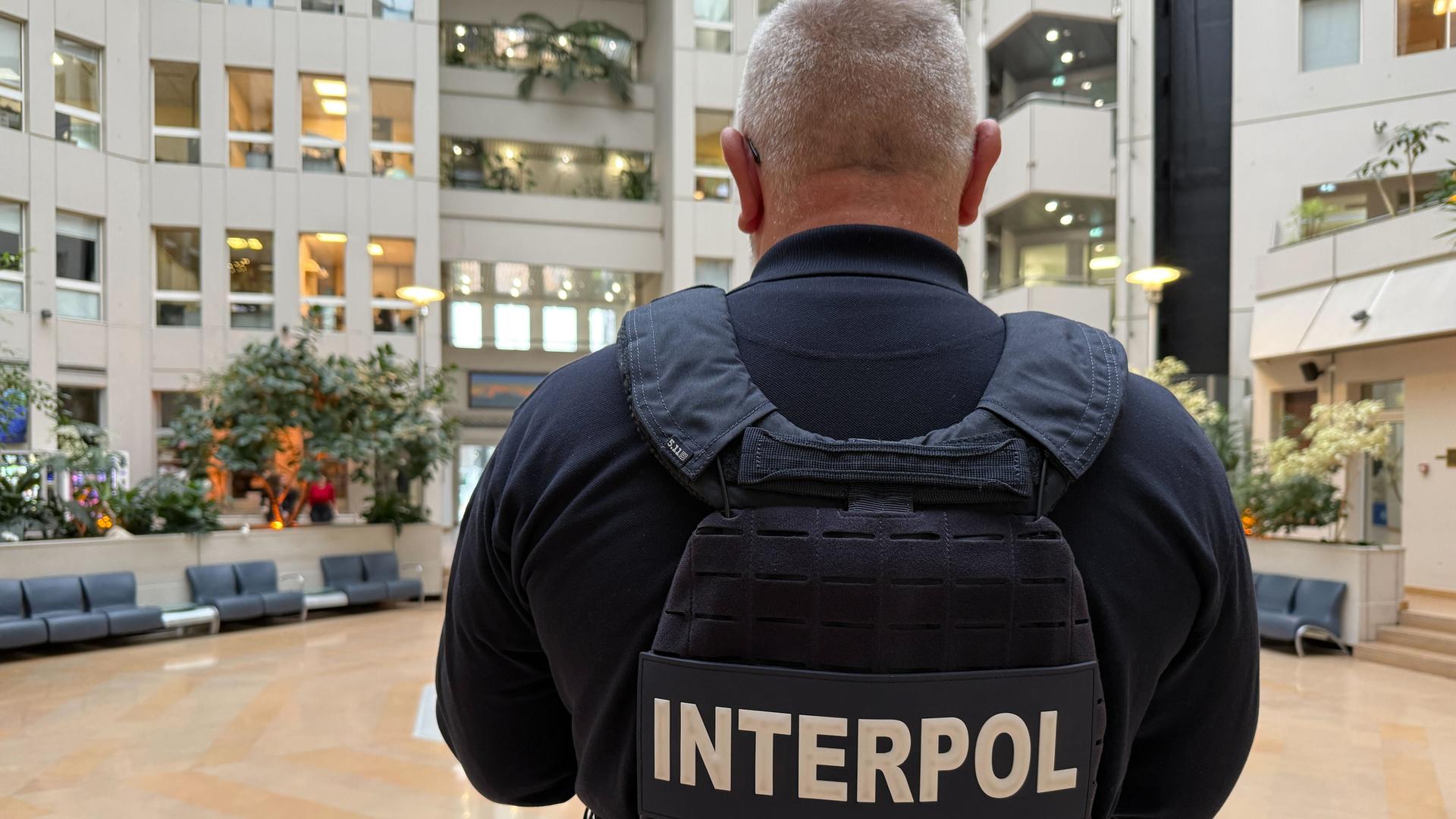 Frankreich, Lyon: Ein Interpol-Mitarbeiter steht im Hauptsitz in Lyon. Frankreich, Lyon: Ein Interpol-Mitarbeiter steht im Hauptsitz in Lyon.