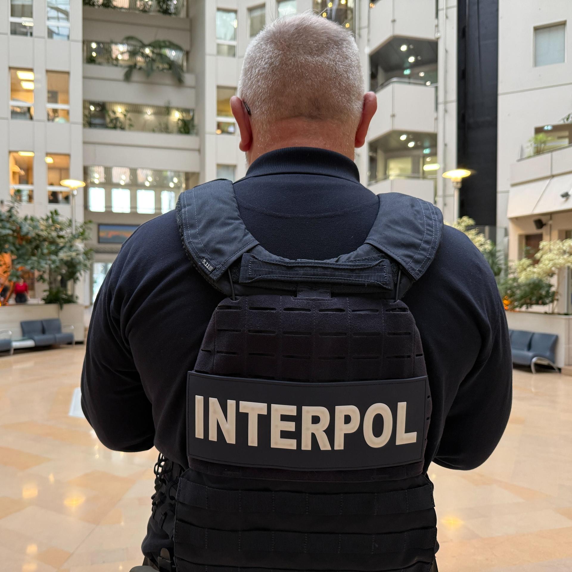 Frankreich, Lyon: Ein Interpol-Mitarbeiter steht im Hauptsitz in Lyon. 
