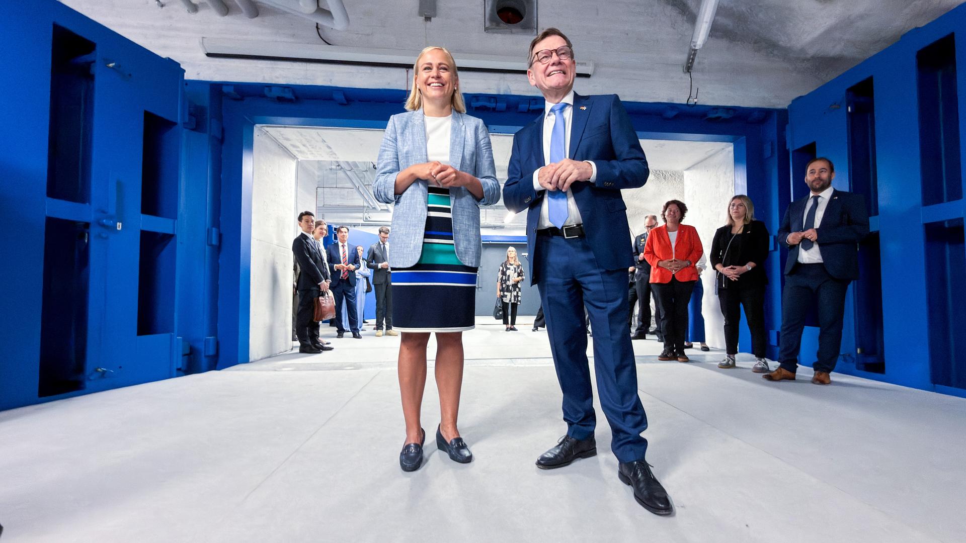 Finnland, Helsinki: Johann Wadephul (CDU,r), Außenminister, steht während eines Besuchs der Zivilschutzanlage Merihaka neben Elina Valtonen, Ministerin für auswärtige Angelegenheiten der Republik Finnland. 