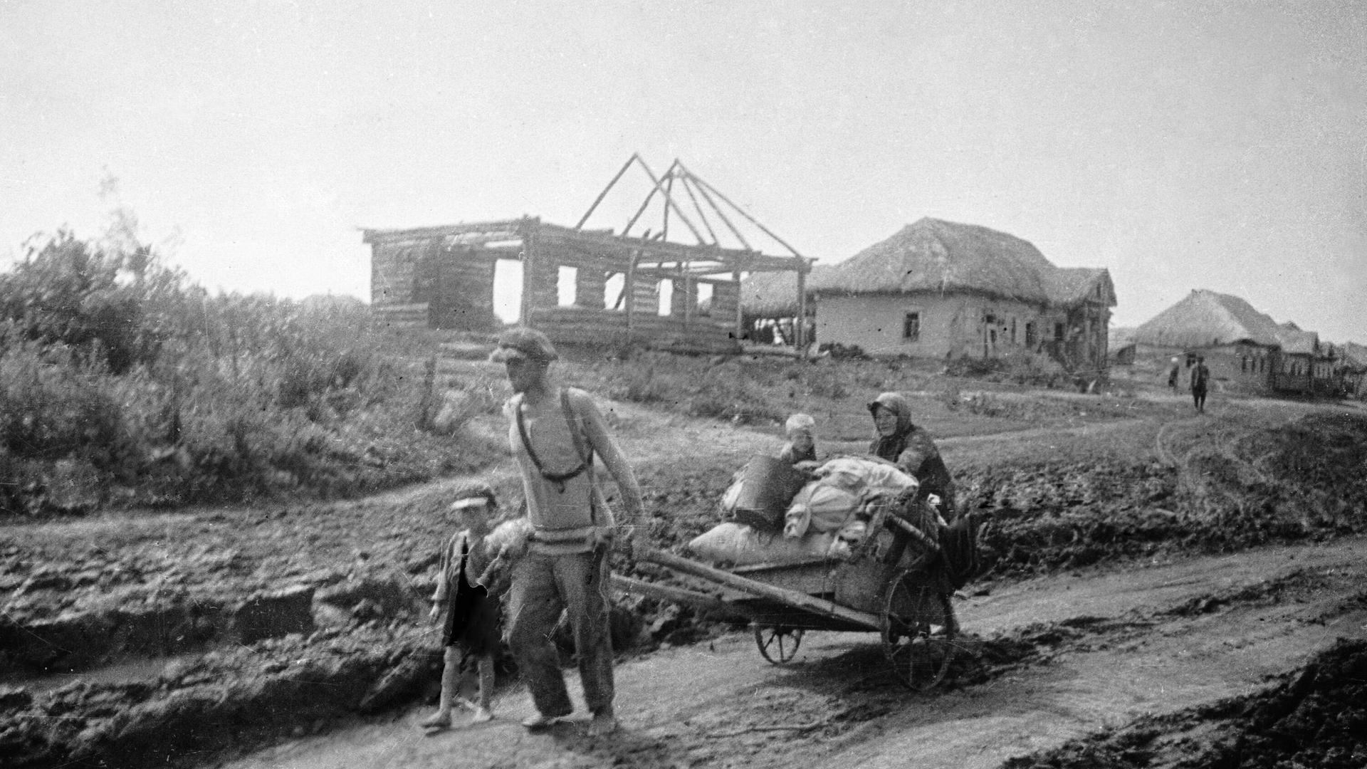 Eine ukrainische Familie verlässt im August 1941 ihr zuhause und flieht vor der deutschen Armee Eine ukrainische Familie verlässt im August 1941 ihr zuhause und flieht vor der deutschen Armee