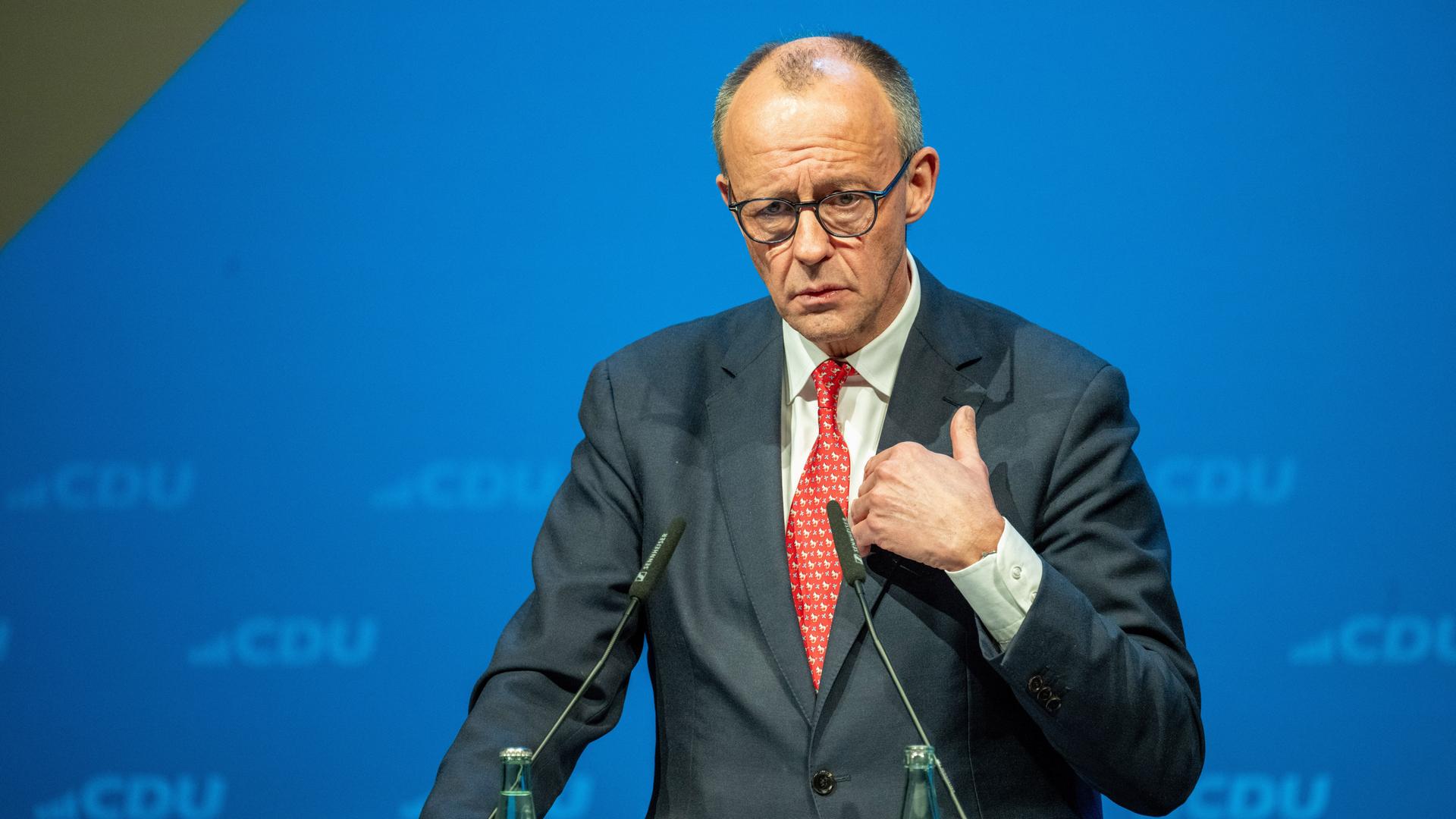 Bundeskanzler Friedrich Merz spricht vor einem blauen Hintergrund auf dem politischen Aschermittwoch der CDU Rheinland-Pfalz. Bundeskanzler Friedrich Merz spricht vor einem blauen Hintergrund auf dem politischen Aschermittwoch der CDU Rheinland-Pfalz.