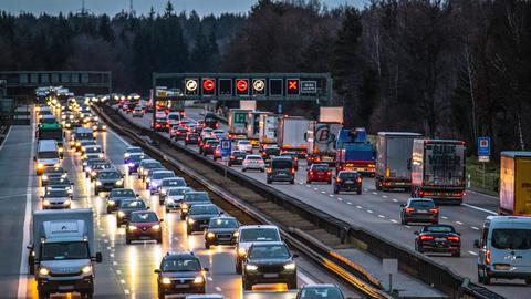 Stau auf einer Autobahn. 