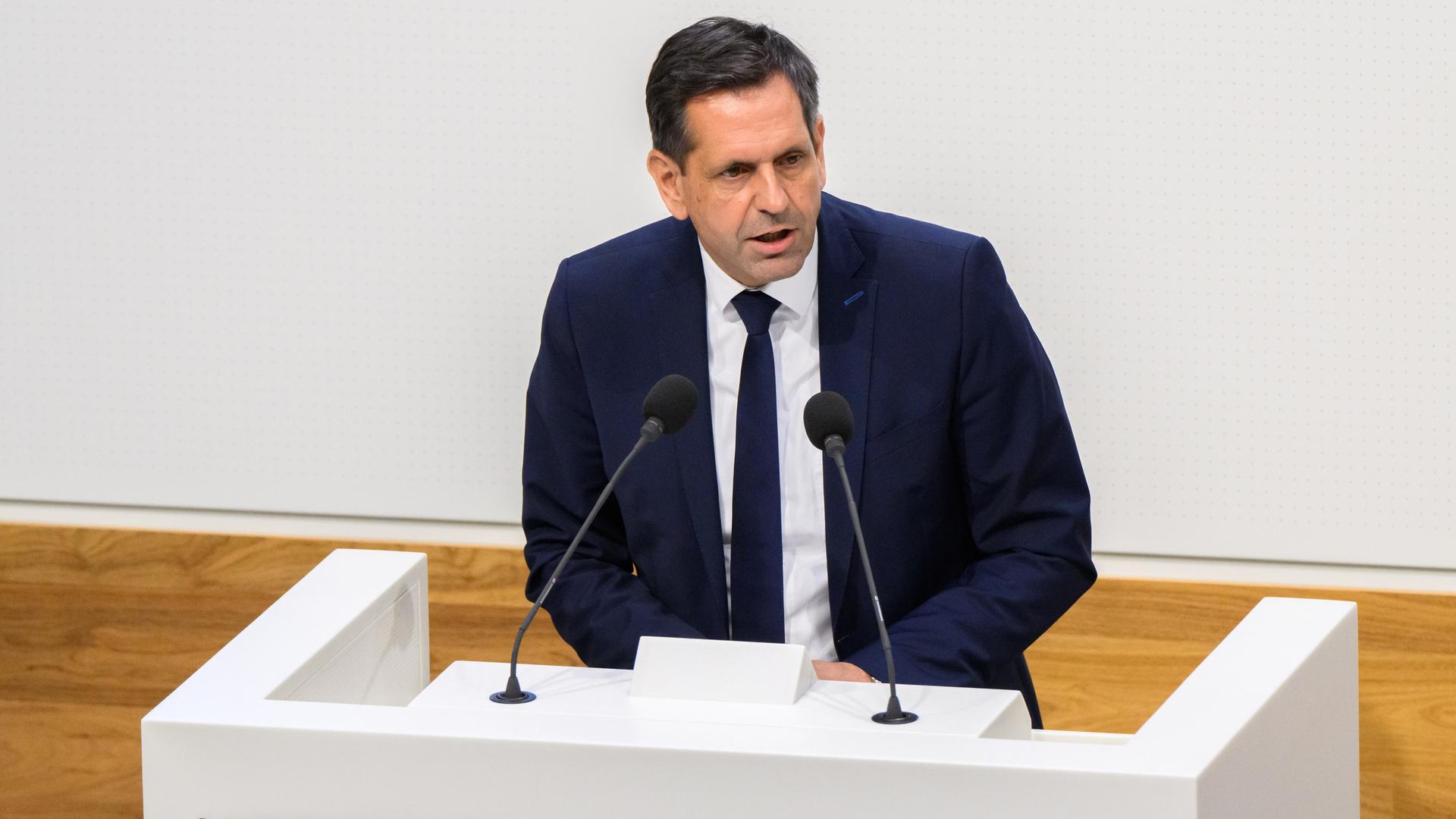 Ministerpräsident Olaf Lies, (SPD), spricht im niedersächsischen Landtag. Ministerpräsident Olaf Lies, (SPD), spricht im niedersächsischen Landtag.